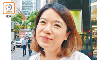 鄧小姐表示憂慮香港國際經濟中心地位會受影響。