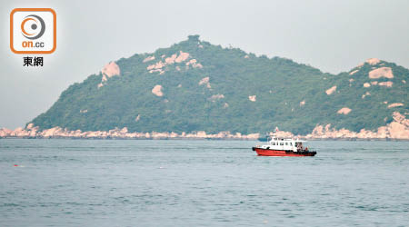 消防輪昨晨到龍鼓洲海面搜索。（林耀康攝）