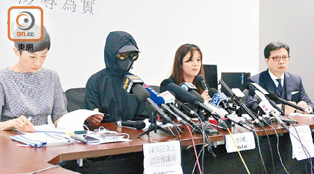 化名呂小姐的事主（左二）昨哽咽公開被捕後的受辱經過。（林希孺攝）