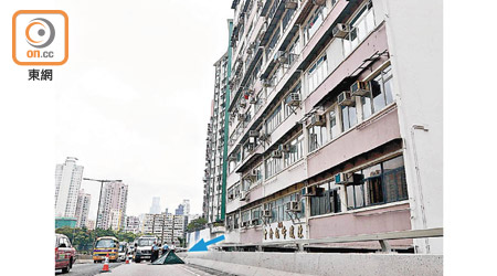 事主由附近大廈天台飛墮倒臥行車線（箭嘴示）。（梁志雄攝）