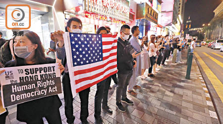 大批市民上周五響應網上號召，在多區進行「香港之路」築人鏈活動。（陳德賢攝）