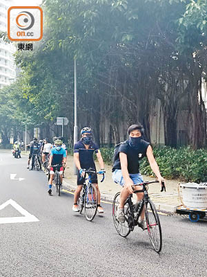 多名戴口罩人士在東涌踏單車被指造成交通阻塞，遭警方票控。