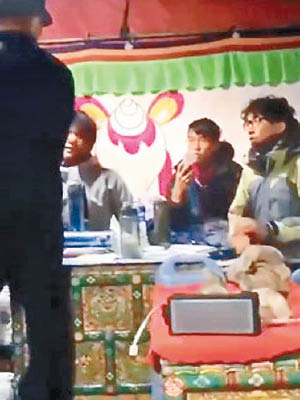 多名青年包括港大學生疑在西藏珠穆朗瑪峰大本營被公安扣查。（港大學生會校園電視Fb提供）