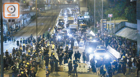 黃大仙龍翔道晚上被示威者佔據多時。（黃偉邦攝）