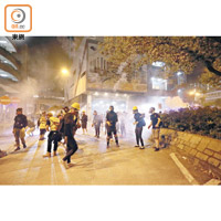 示威者晚上殺入黃大仙龍翔道。