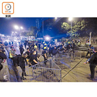 示威者拆路邊鐵欄再組三角鐵馬堵路。