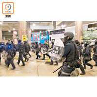 警方速龍小隊跑入黃大仙巴士站追捕示威者。（朱先儒攝）