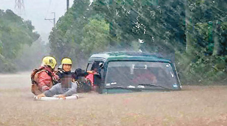 台東有車輛受困於洪水中。（互聯網圖片）