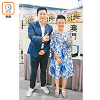 香港咖啡紅茶協會副主席黃浩鈞（左）同旅遊事務副專員蔡敏儀（右）都鍾意飲奶茶。