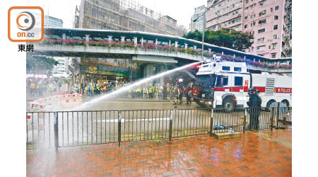 荃灣驅散示威者時首次出動水炮車平亂，水柱射向路障，但未能沖散。（何天成攝）