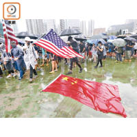 荃葵青遊行期間有人高舉美國國旗。
