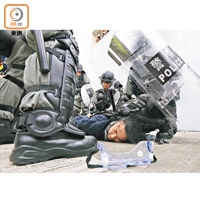 前日觀塘區遊行演變成暴力衝突，警方共拘捕廿九人。