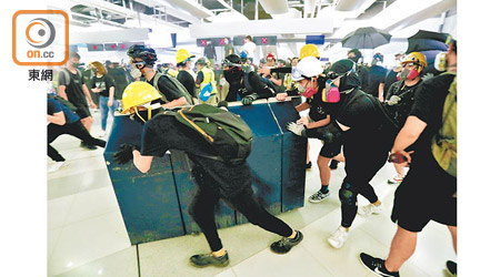 反修例遊行示威衝擊不絕，社會嚴重撕裂，香港經濟嚴峻。