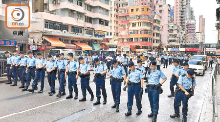 警員一字排開搜索子彈。（讀者提供）