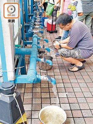 將軍澳廣場居民帶同水樽、水桶到水車取水，甚為不便。（朱先儒攝）