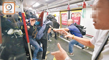 黑衣示威者與三名市民在港鐵車廂內爆發激烈衝突。