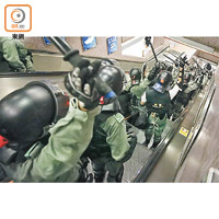 大批防暴警察衝落港鐵太子站追捕示威者。