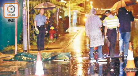 警員用帳篷遮蓋遺體。（梁穎福攝）