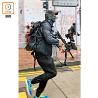 警方否認該名持疑似自動步槍的黑衣人是警員。