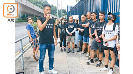 一批社工昨到葵涌警署外聲援在示威區被拘的陳虹秀。（曾紹良攝）