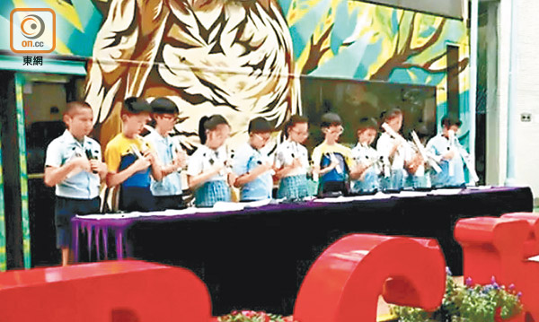 九巴捐贈一輛退役巴士予佛教慈敬學校，巴士車身變身為學生表演的舞台布幕。
