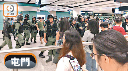 大批防暴警前晚進入西鐵屯門站大堂。（梁銘姿攝）