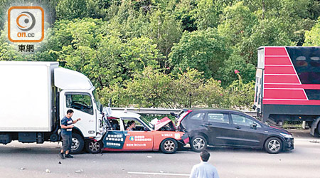 意外涉及私家車、的士及貨車。（讀者提供）