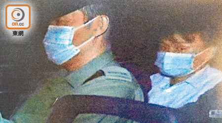 被告陳俊鍵（右）否認搶槍轟警，反指警方制服他時使用過分武力。