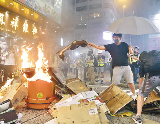 示威打殘香港 惠譽評級雙降營商雪上加霜