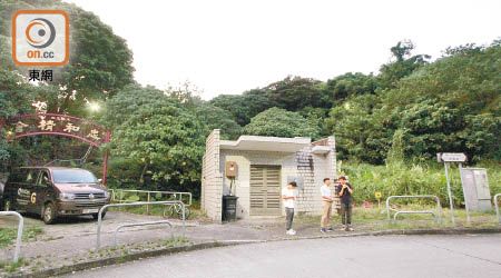 馬窩路僅為一條雙線雙程行車路，難以容納巴士等大型車輛進出。