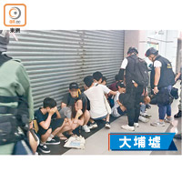 多名市民在車站範圍被截查。（楊日權攝）