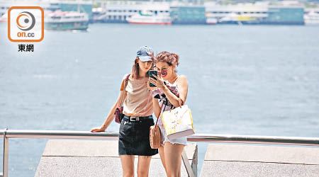 本港昨午天氣酷熱，多區氣溫高達攝氏卅三度或以上。