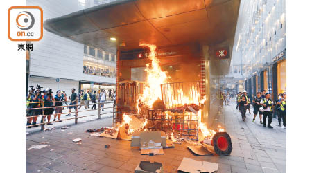 中環站近太子大廈出口被示威者用雜物圍封及縱火，現場火光熊熊。（袁志豪攝）