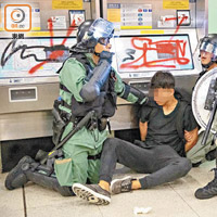 中環驅散行動中拘捕一名示威者。
