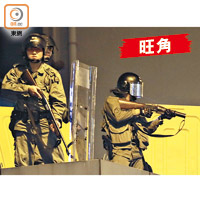 防暴警於旺角警署高位向示威者發射布袋彈。（袁志豪攝）