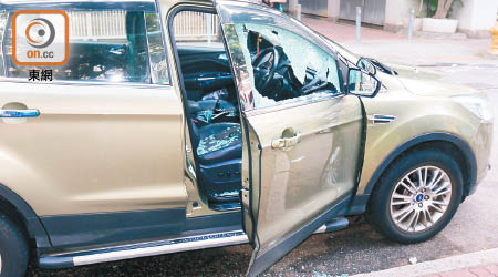 其中一輛遇竊私家車車窗被扑爆。（梁頴福攝）
