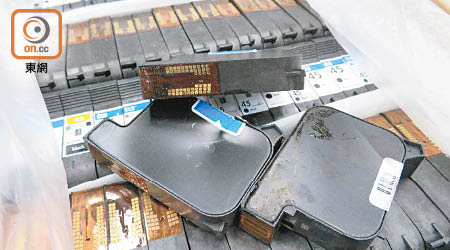 環保署堵截兩宗以空運進口有害廢物，經查驗後證實載有廢打印機墨盒。