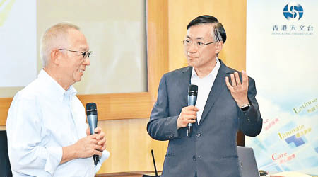 鍾志平（左）帶隊參觀天文台，岑智明（右）一路細心講解。（互聯網圖片）