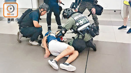 警方被指於大埔墟站毆打手無寸鐵的學生。