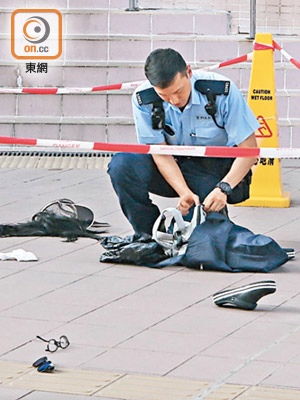 警員檢查背囊，現場留下假髮、背囊及拖鞋等物件。（馬竟峯攝）