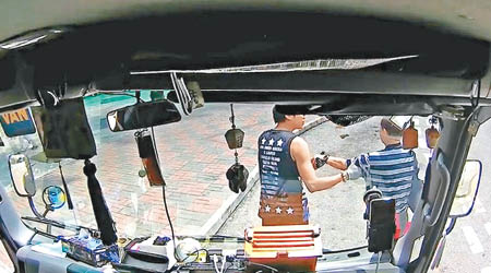 「貨車佬」（左）熱心助視障伯伯的舉動，獲網民激讚是香港精神。（互聯網圖片）