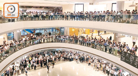 中環國際金融中心商場中庭及各樓層有大批市民響應聚集。（文健雄攝）