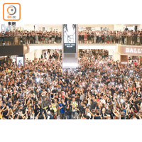 各區商場不時出現集會，並大合唱一首名為《願榮光歸香港》嘅歌曲。