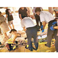 救護員替傷者急救。（互聯網圖片）