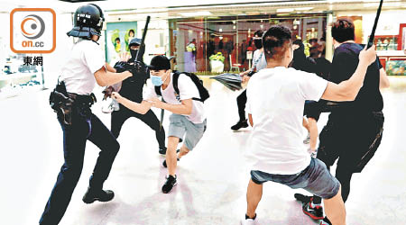 警員進入淘大商場追緝場內打鬥滋事者。