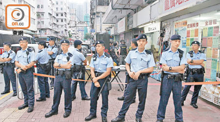 警員在「國難五金」店舖前設置封鎖線。（袁以諾攝）