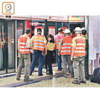 港鐵工程人員在深水埗站緊急檢查維修。（林耀康攝）