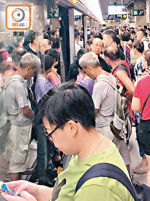 深水埗站停止服務期間，港鐵往中環的列車及月台擠滿乘客。（讀者提供）