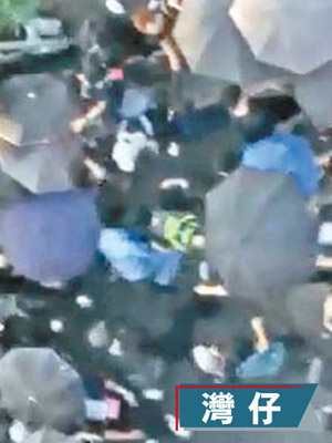 片中所見，超過二十名黑衣人包圍藍衫男後集體施襲。（互聯網圖片）