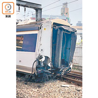 出軌列車車廂橫亘在另一條路軌上。（讀者提供）